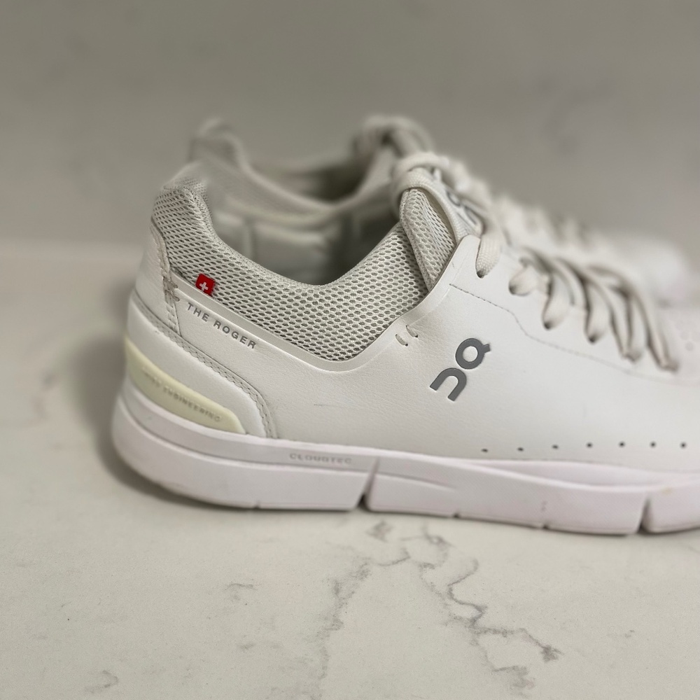 On Cloud Men’s The Roger Advantage. Great Condition. Retail $140. Size 10.